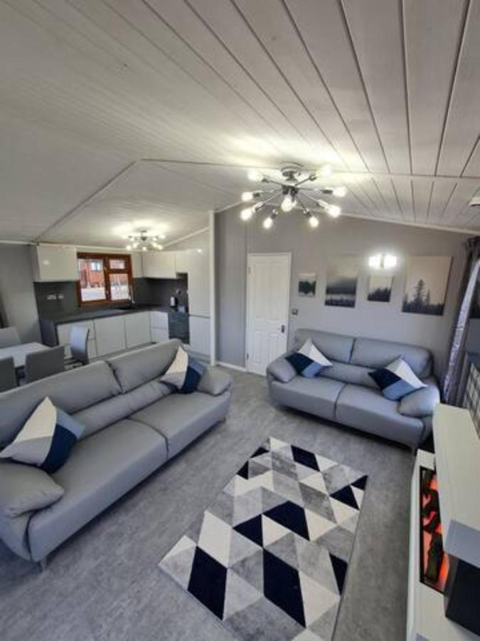 4 Bed Luxury Lodge With Hot Tub Near Lake District Warton  外观 照片