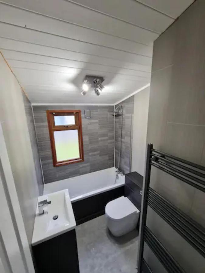 4 Bed Luxury Lodge With Hot Tub Near Lake District Warton  外观 照片