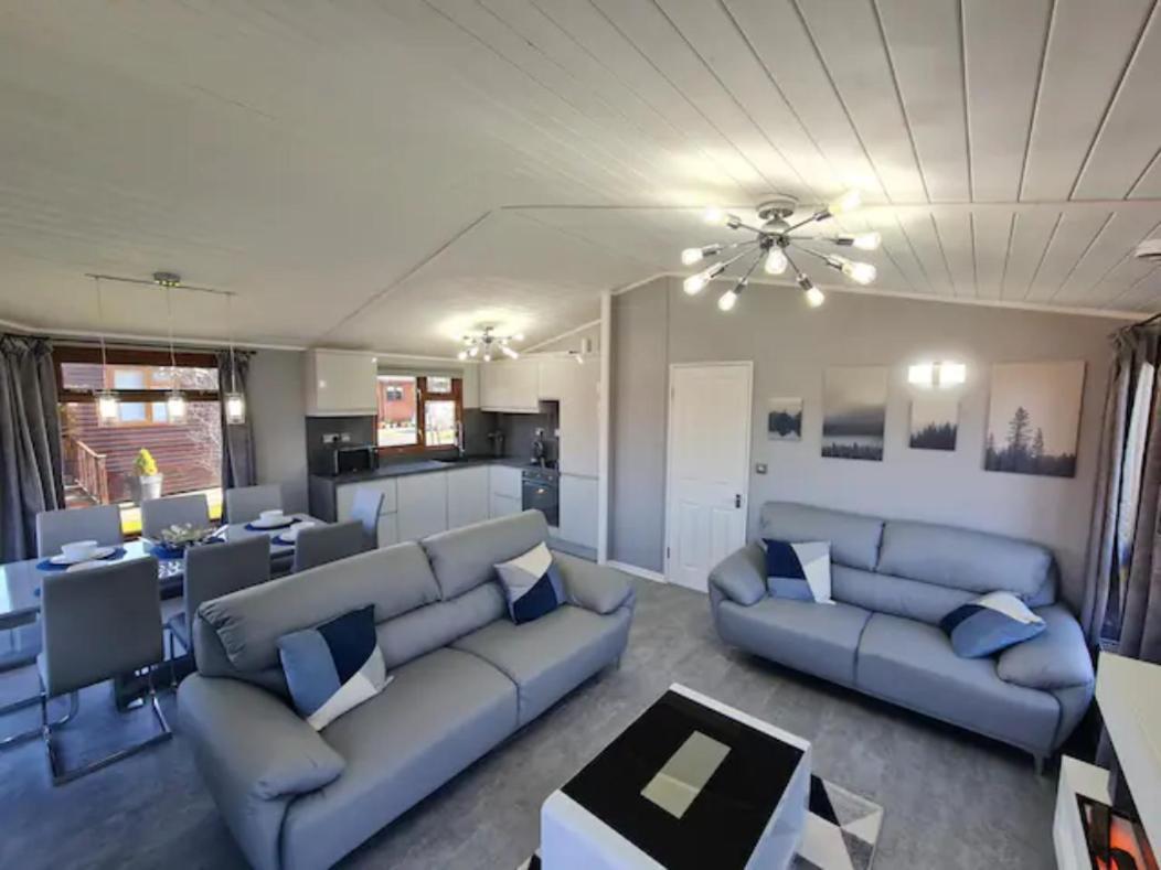 4 Bed Luxury Lodge With Hot Tub Near Lake District Warton  外观 照片