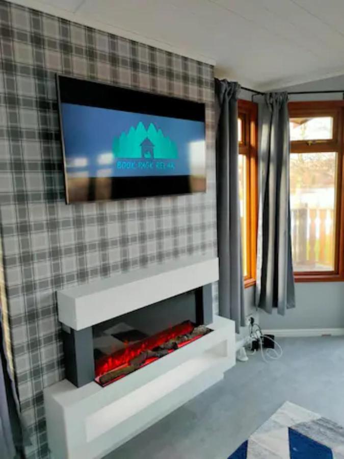 4 Bed Luxury Lodge With Hot Tub Near Lake District Warton  外观 照片