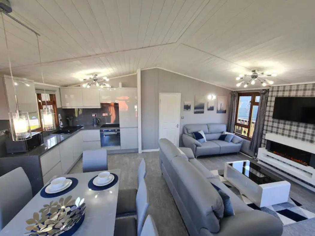 4 Bed Luxury Lodge With Hot Tub Near Lake District Warton  外观 照片