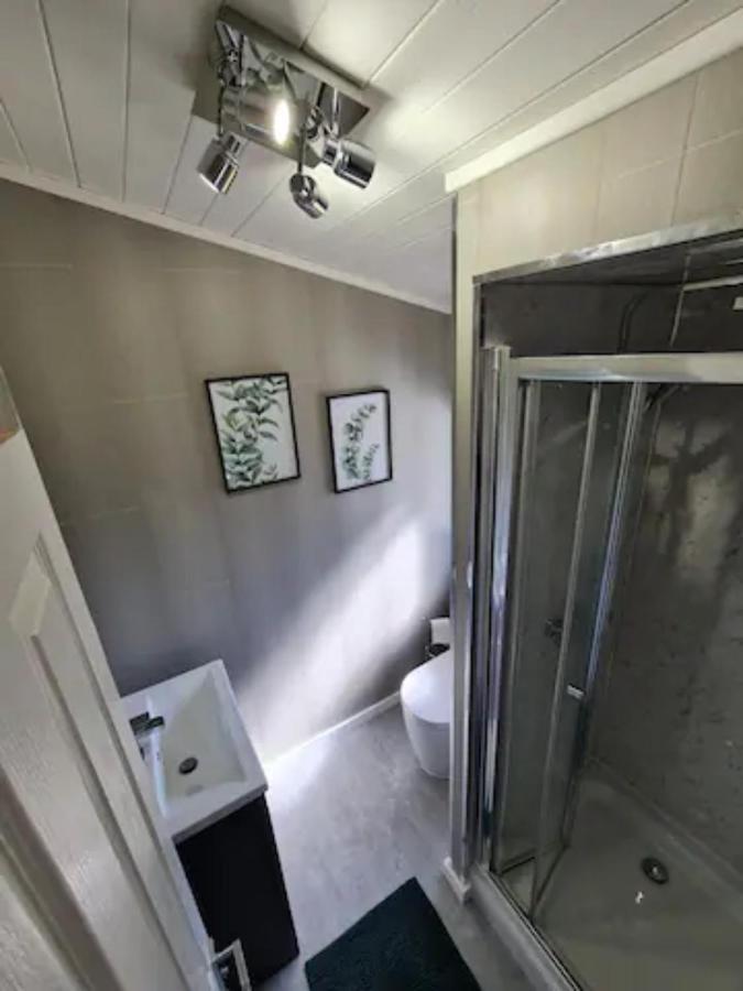 4 Bed Luxury Lodge With Hot Tub Near Lake District Warton  外观 照片