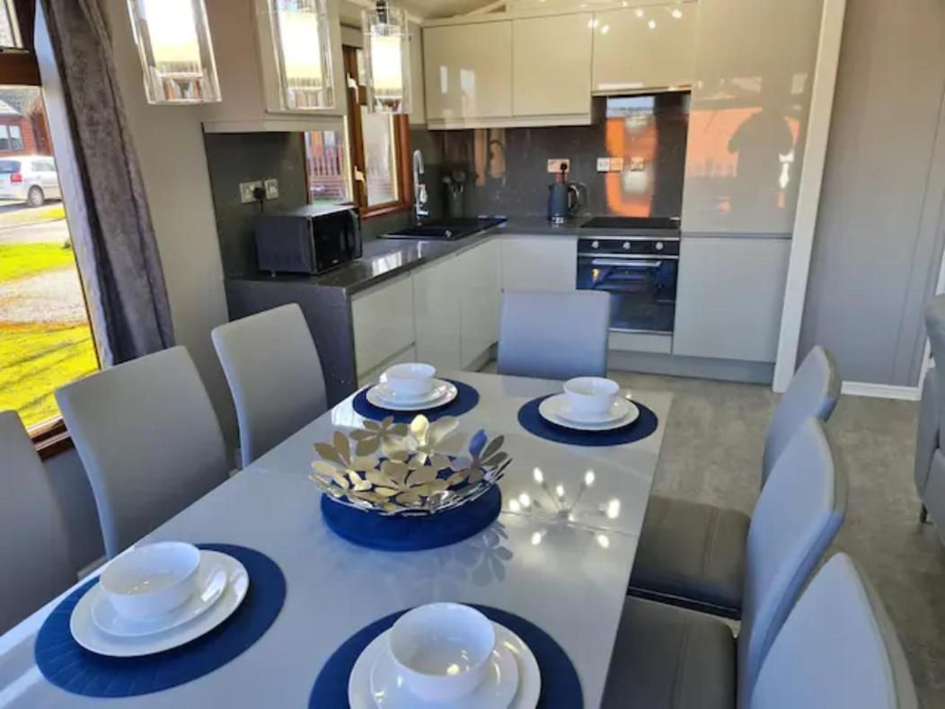 4 Bed Luxury Lodge With Hot Tub Near Lake District Warton  外观 照片