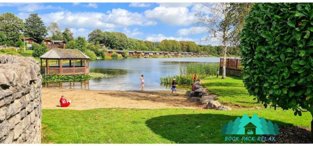 4 Bed Luxury Lodge With Hot Tub Near Lake District Warton  外观 照片