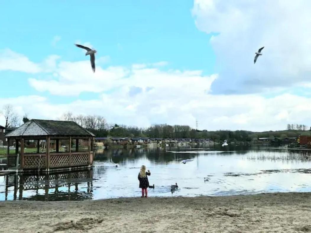 4 Bed Luxury Lodge With Hot Tub Near Lake District Warton  外观 照片