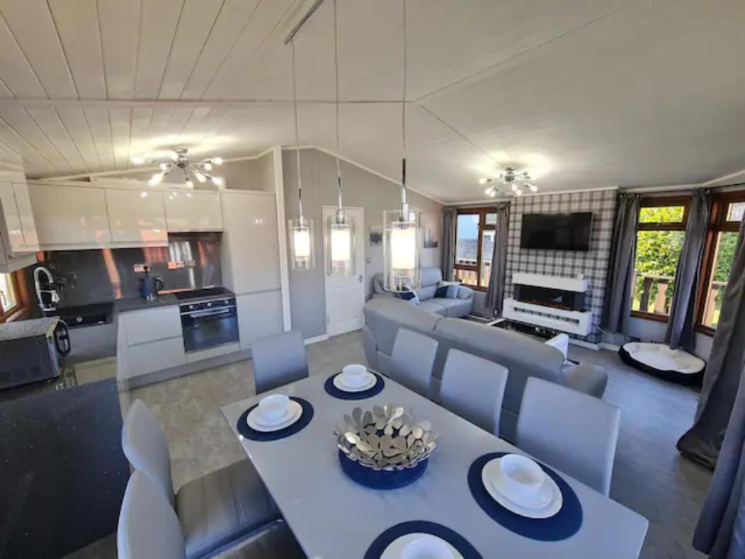 4 Bed Luxury Lodge With Hot Tub Near Lake District Warton  外观 照片