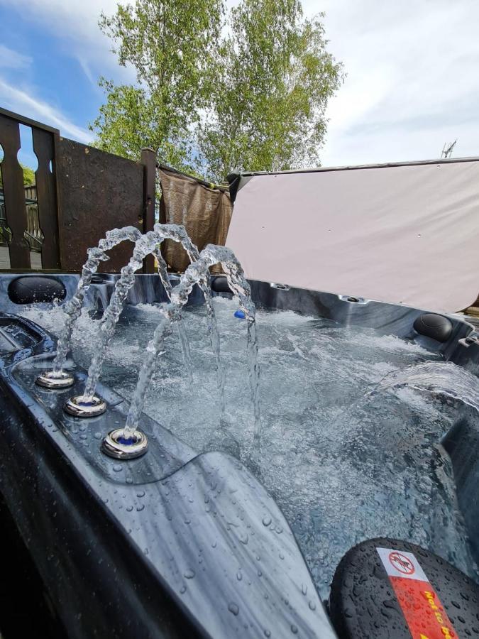 4 Bed Luxury Lodge With Hot Tub Near Lake District Warton  外观 照片