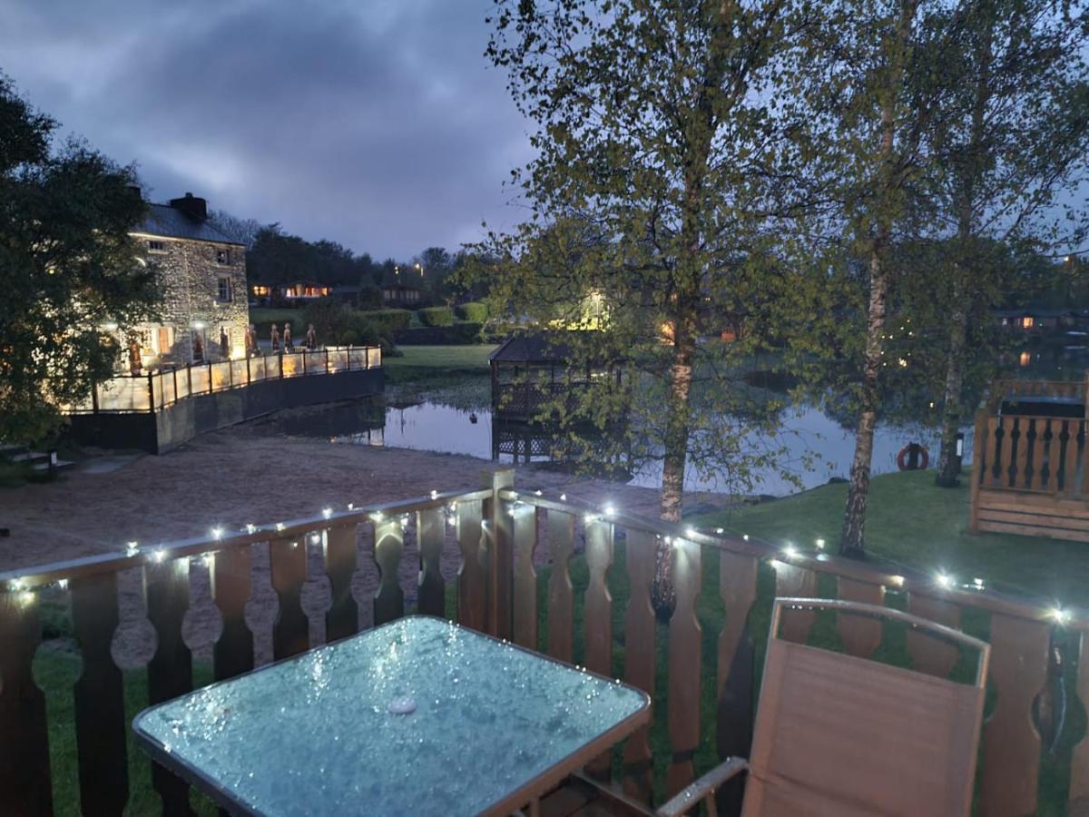 4 Bed Luxury Lodge With Hot Tub Near Lake District Warton  外观 照片