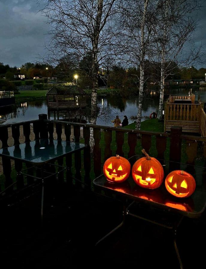 4 Bed Luxury Lodge With Hot Tub Near Lake District Warton  外观 照片