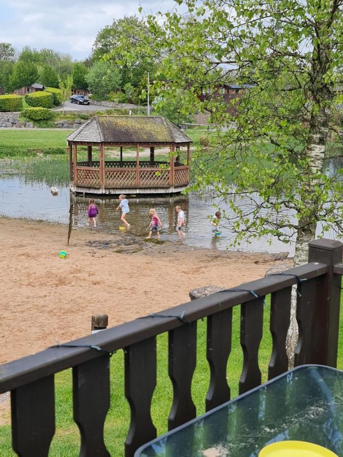 4 Bed Luxury Lodge With Hot Tub Near Lake District Warton  外观 照片