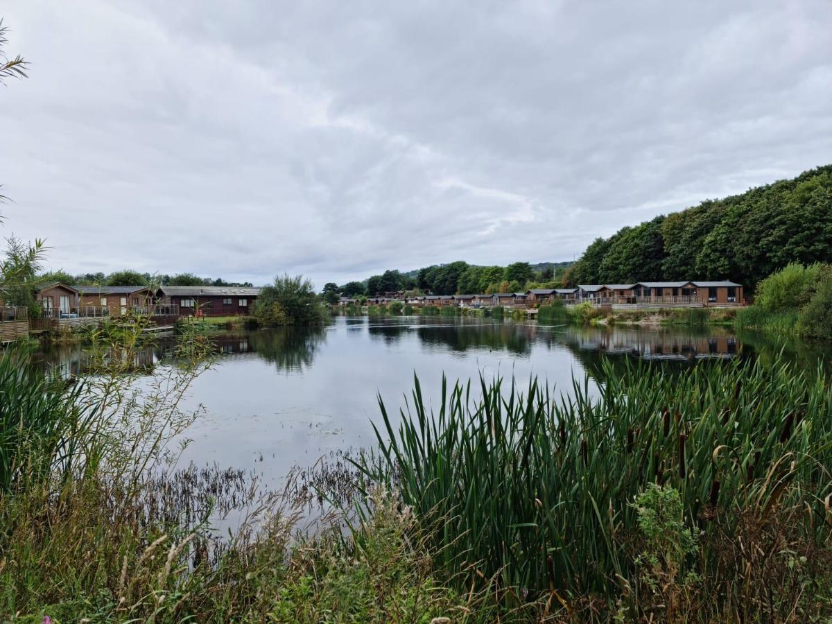 4 Bed Luxury Lodge With Hot Tub Near Lake District Warton  外观 照片