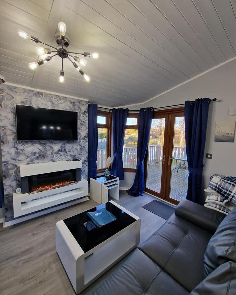 4 Bed Luxury Lodge With Hot Tub Near Lake District Warton  外观 照片